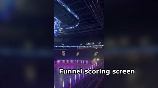 Mencetak tampilan layar di tempat olahraga, layar iklan berbentuk bola di dalam tempat tersebut