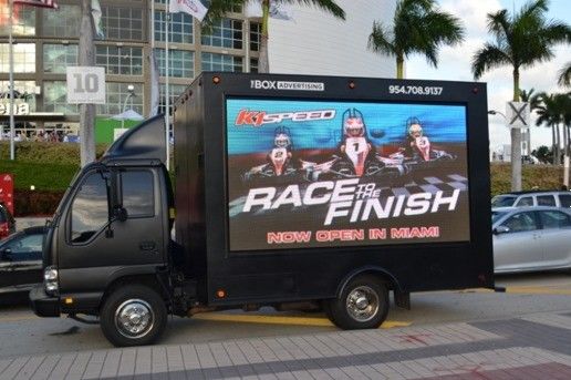 2S Cara Mengemudi Mobil Luar Ruang Truk Iklan LED Luar Ruang High Definition