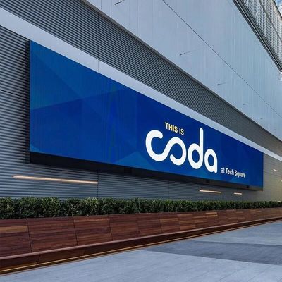 Full Color Outdoor LED Display Board Seamless Splicing LED Factory Display dengan 3D Mata telanjang