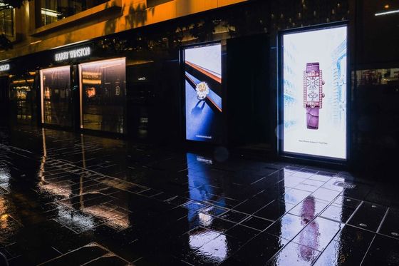GA Series P4 Poster Led Display W1366*H1920mm Modul Ukuran 320*160mm IP65 Instalasi Luar Ruang 8000 nits