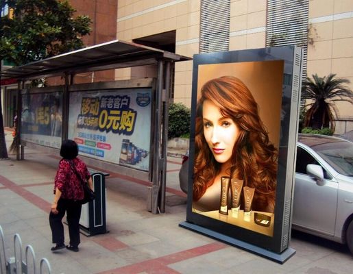 GA Series P4 Poster Led Display W1366*H1920mm Modul Ukuran 320*160mm IP65 Instalasi Luar Ruang 8000 nits
