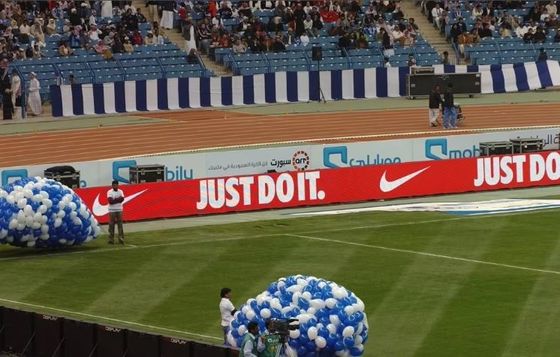 High Definition Waterproof P10mm LED Display Screen di Sekitar Lapangan Sepak Bola Dan Tempat Olahraga