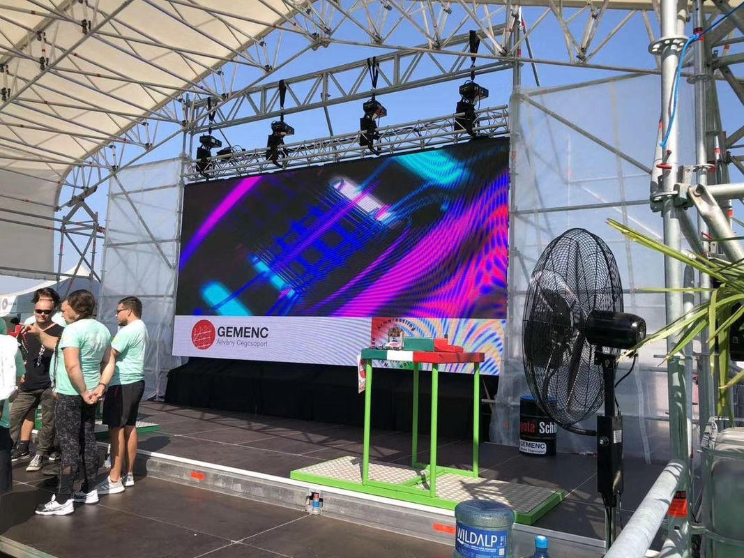 P2.6 P 2.976 P3.91mm Outdoor Full Front Service Dengan Corner Protectors LED Display Screen Event Rental Billboard